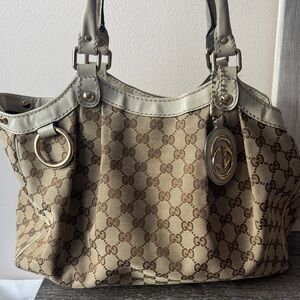 Gucci Logo Cream Trim Shoulder Bag